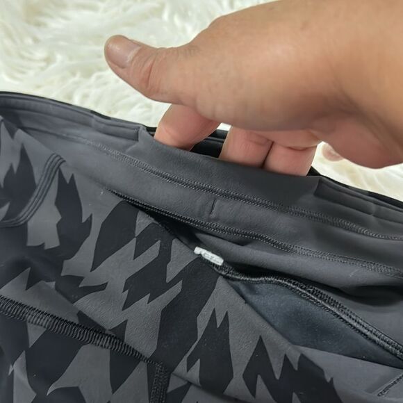 LULULEMON LEGGINGS SIZE 4 - Picture 10 of 11